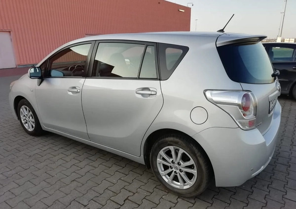 Toyota Verso cena 19000 przebieg: 284000, rok produkcji 2010 z Szczecin małe 46